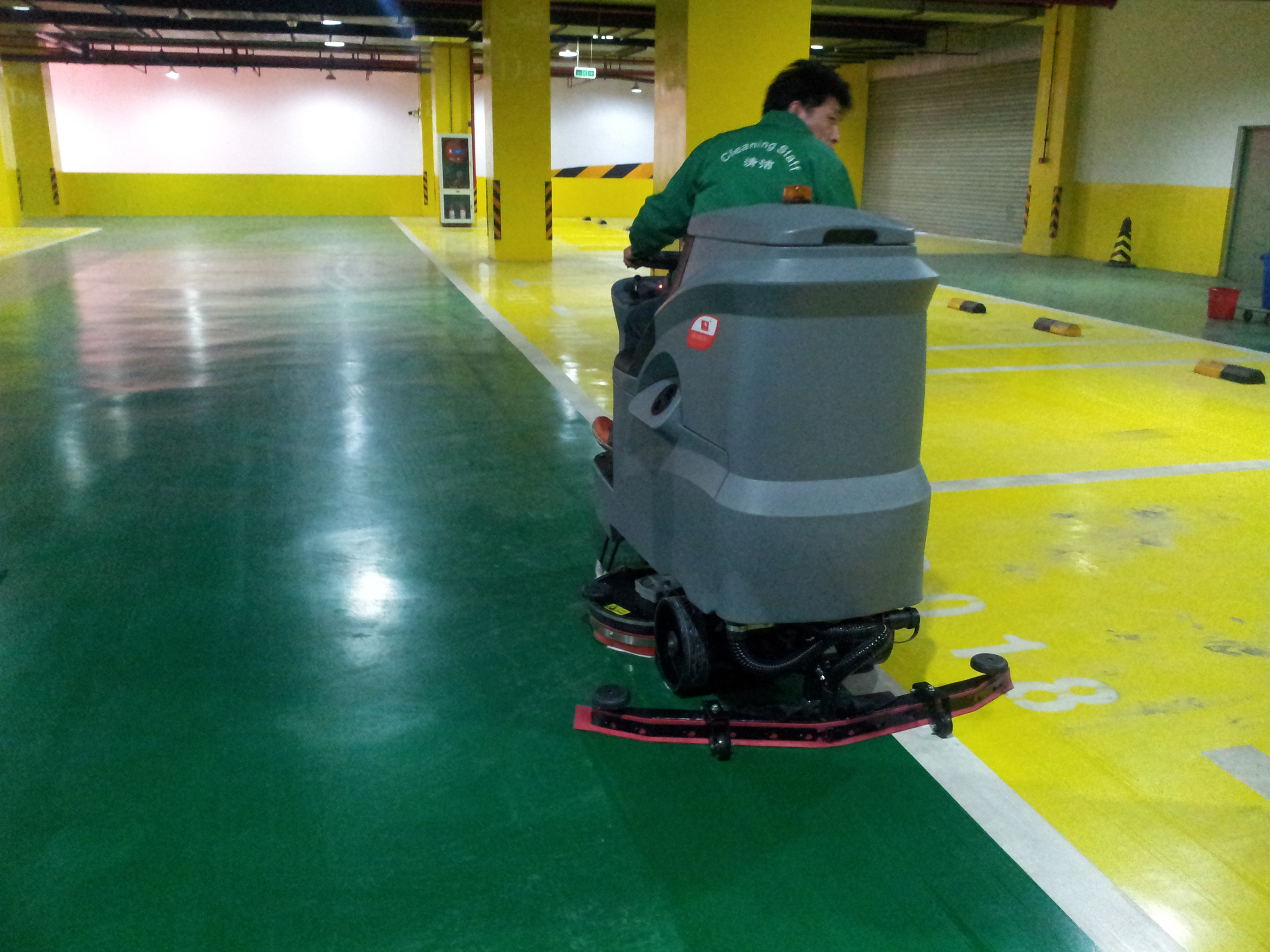 驾驶式洗地车有哪些优势？