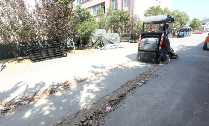 恒盛娱乐扫地车助力秋季户外地面清扫
