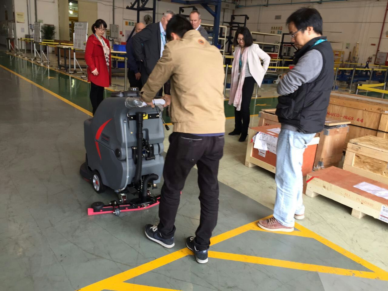 恒盛娱乐分享：大型工厂企业如何选择擦地机地面清洁设备