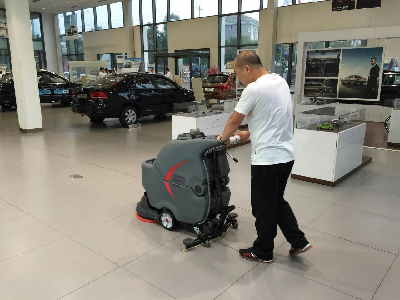 超市商场和酒店使用擦地机将成为必然趋势