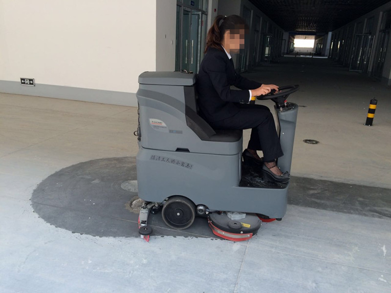 洗地机厂家为您解析洗地机所具备的优势