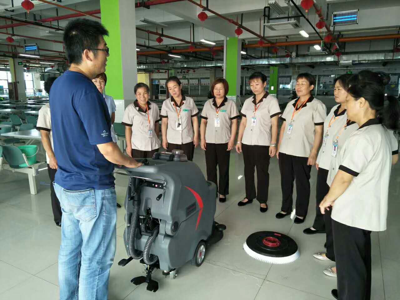 自动洗地机的日常使用与维护