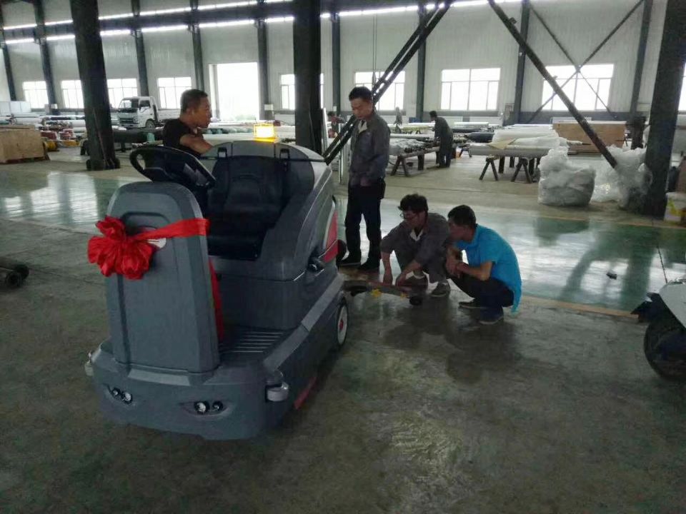 谁来解释下；驾驶式洗地机的性价比比手推式洗地机高呢？