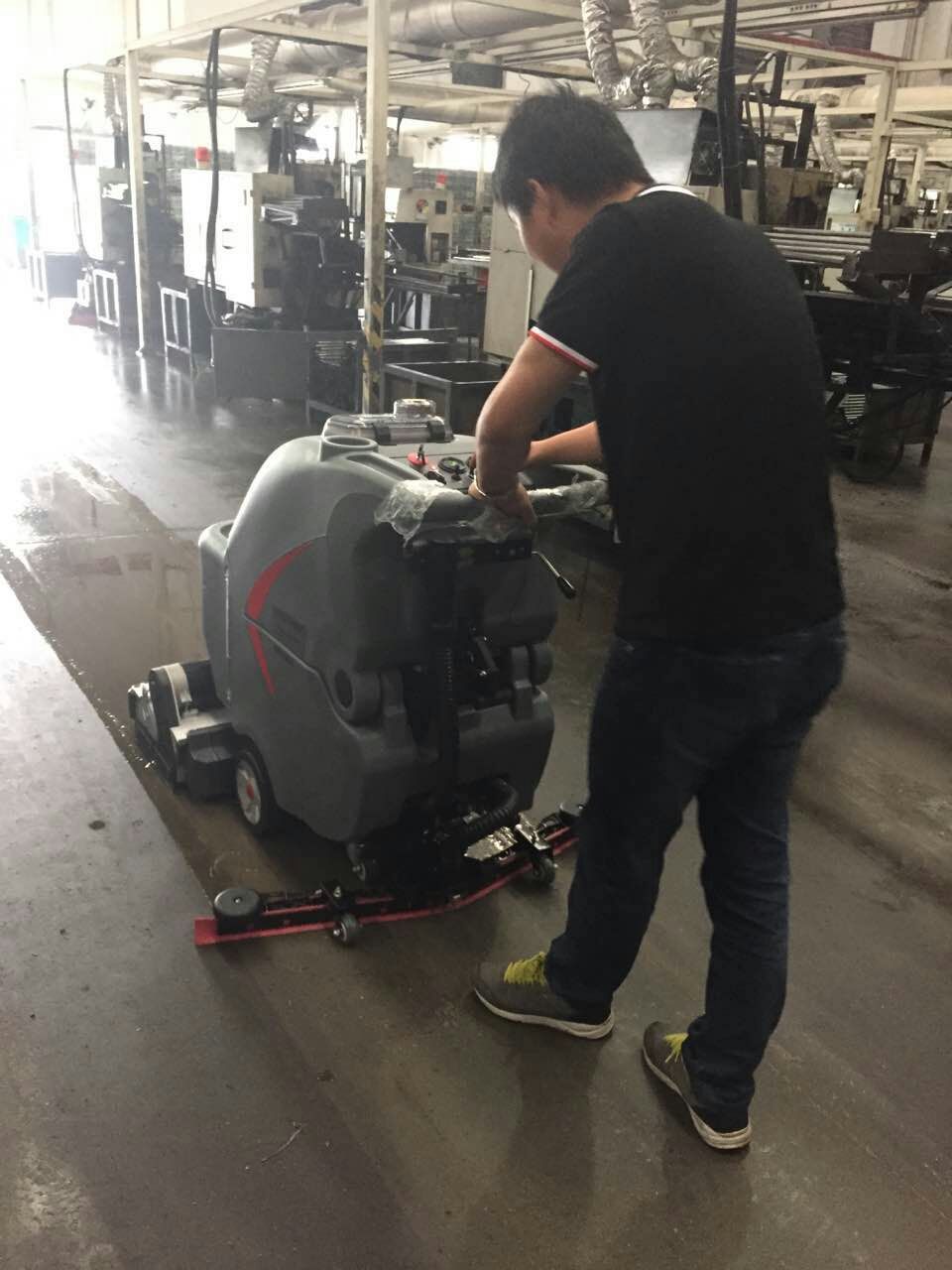 恒盛娱乐发扬工匠精神打造小型驾驶式全自动洗地机精品