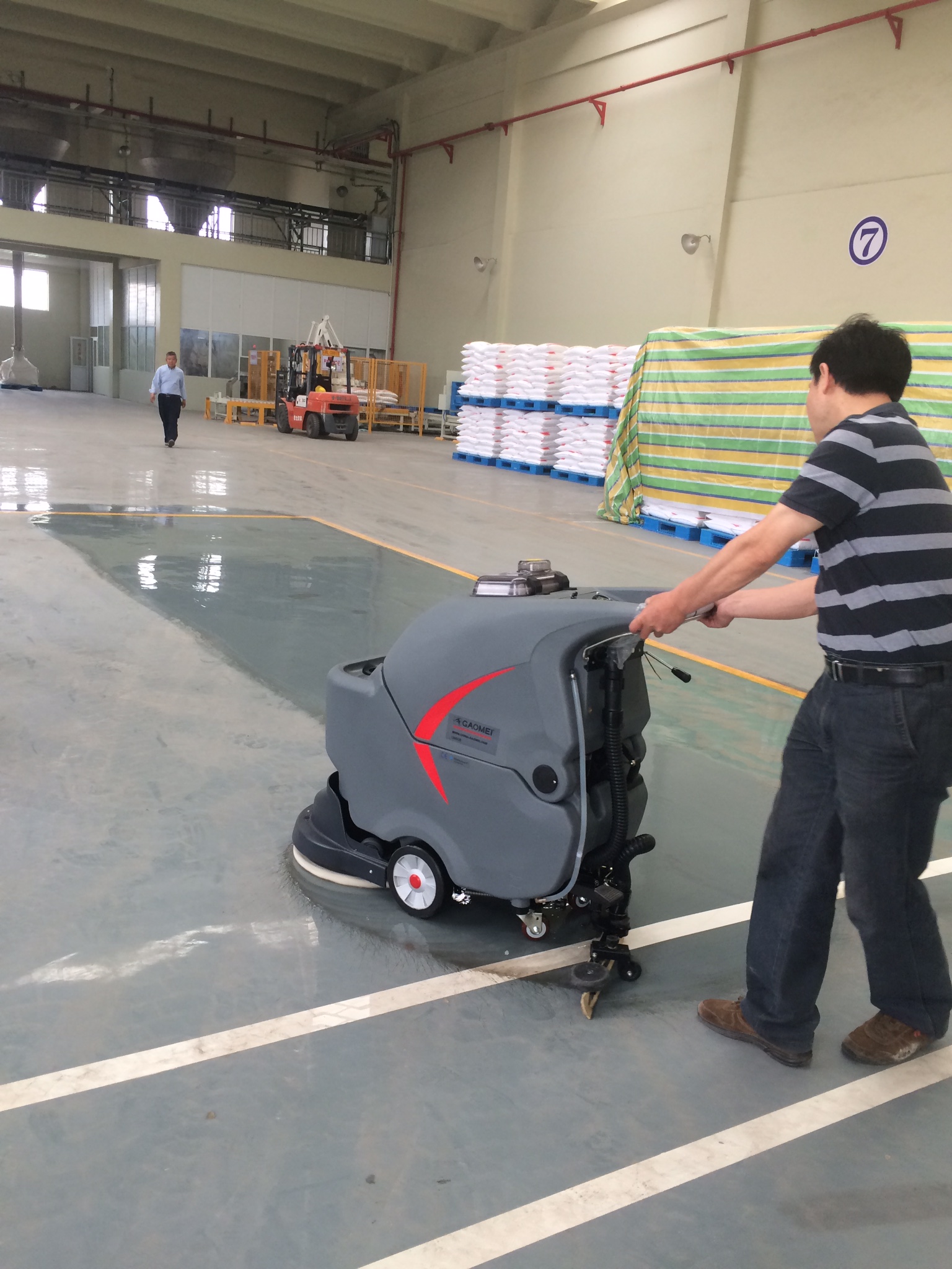 同样是国产手推式洗地机价格差别怎么会这么大呢？