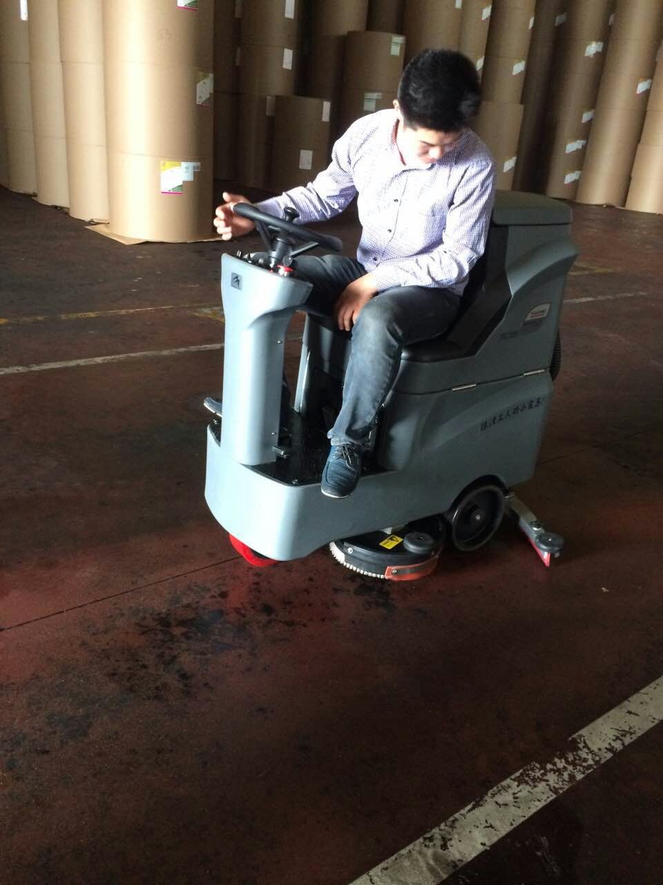 恒盛娱乐驾驶式洗地机开启开车做保洁的新里程