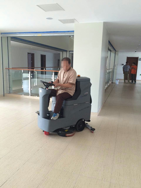 买了驾驶式洗地机不能光用，还得会保养会维修