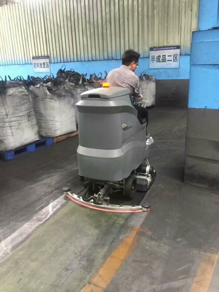 驾驶式洗地车开启开车做保洁时代！