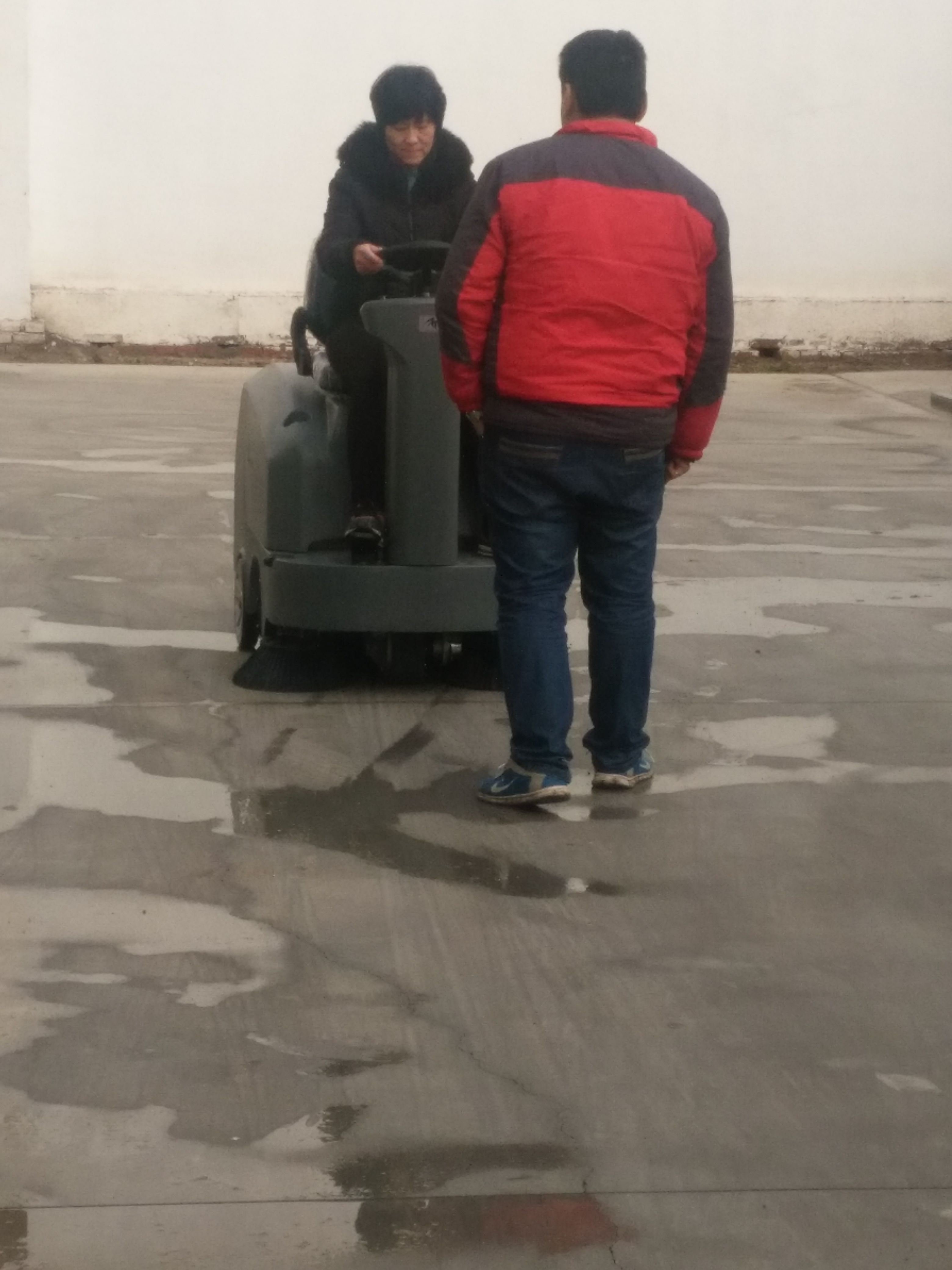 工厂使用驾驶式扫地机真的省钱吗？