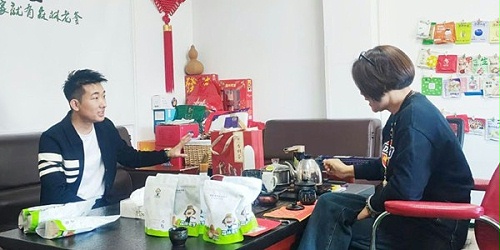 近日东莞邓总光临速盈娱乐坚果加工厂洽谈夏威夷果定制