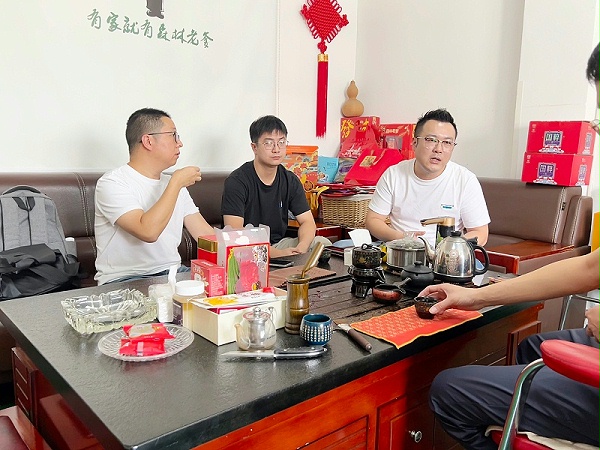 速盈娱乐坚果加工厂与李总洽谈坚果代加盟