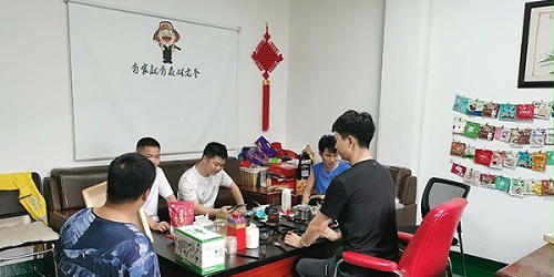 速盈娱乐混合坚果加工厂 跟客户沟通礼盒设计方案