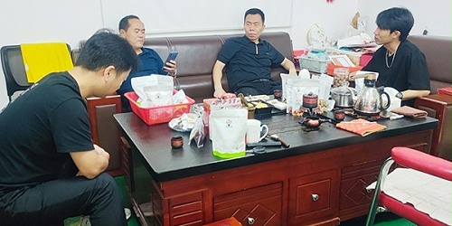 速盈娱乐坚果加工厂与盛总一行人洽淡坚果礼盒定制