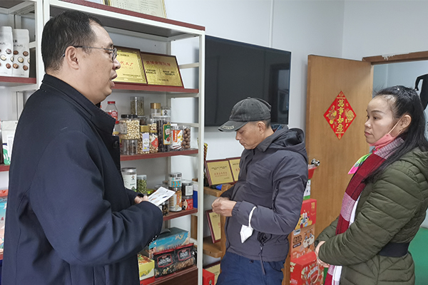 速盈娱乐坚果代工厂跟李总洽谈坚果礼盒定制