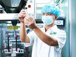 速盈娱乐员工查看包装
