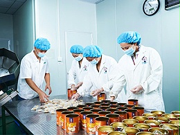 速盈娱乐员工查看包装中