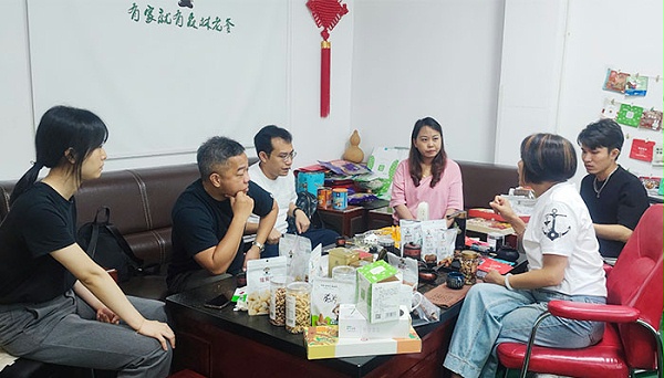 速盈娱乐坚果加工厂 跟珠海易总一行人洽谈坚果代加工