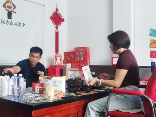 速盈娱乐坚果加工厂与周总洽淡坚果贴牌代加工