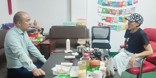 速盈娱乐每日坚果加工厂杨总与同行朋友交流市场的变化