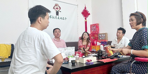速盈娱乐坚果厂与李总一行人洽淡坚果批发代理加盟