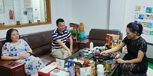 速盈娱乐坚果代工厂与谭总洽谈坚果礼盒代工