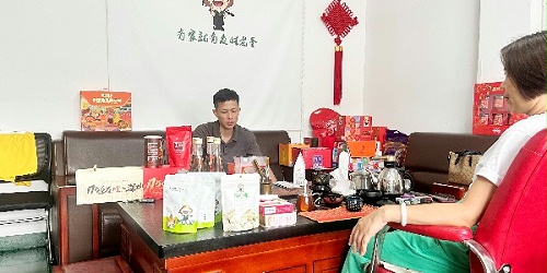 速盈娱乐坚果加工厂与杨总洽淡坚果代工事宜