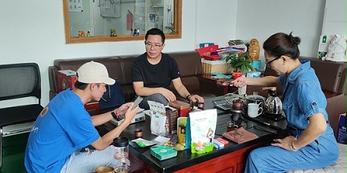 速盈娱乐坚果代工厂与周总沟通坚果代工生产事宜