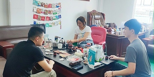 速盈娱乐坚果加工厂与珠海苏总洽淡干果贴牌代加工