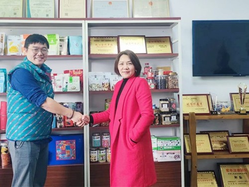 速盈娱乐坚果加工厂与薛总洽谈坚果行情和未来的市场