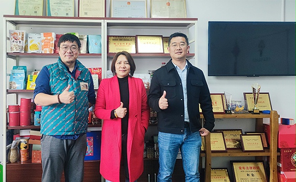 速盈娱乐坚果加工厂与薛总洽谈坚果行情和未来的市场