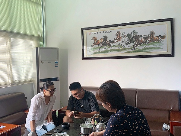 速盈娱乐杨总与设计师交流产品方案