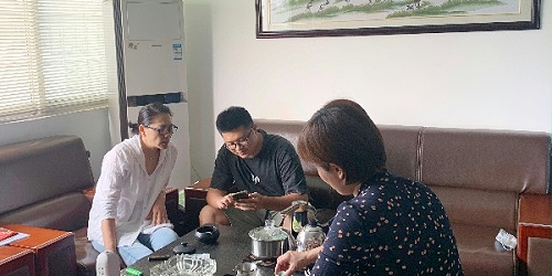 速盈娱乐杨总与公司设计师交流客户产品设计方案