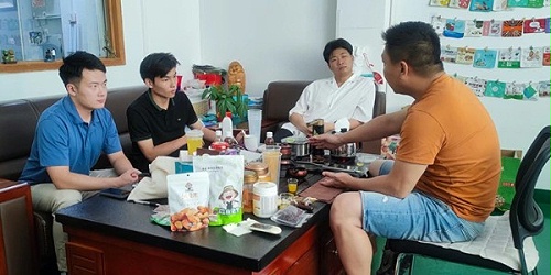 速盈娱乐坚果代工厂与帅气90后刘总一行人洽谈合作