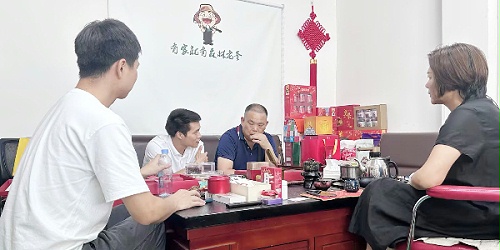 速盈娱乐坚果厂与邓总洽淡中秋坚果礼盒代工