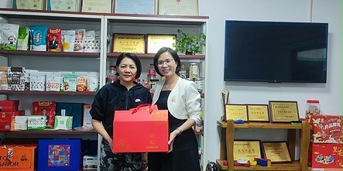 速盈娱乐每日坚果代工厂与吴总洽淡坚果代工坚果年货礼盒定制
