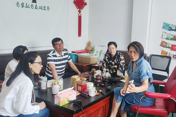 速盈娱乐坚果加工厂 跟珠海谢总一行人洽谈腰果代加工