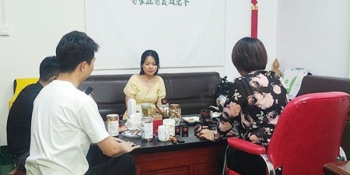 速盈娱乐坚果加工厂跟珠海陈总一行人洽谈每日坚果代加工