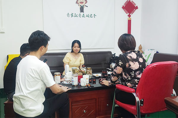 速盈娱乐坚果加工厂跟珠海陈总一行人洽谈每日坚果代加工