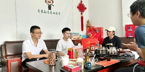 速盈娱乐坚果与黄总洽谈坚果年货礼盒定制