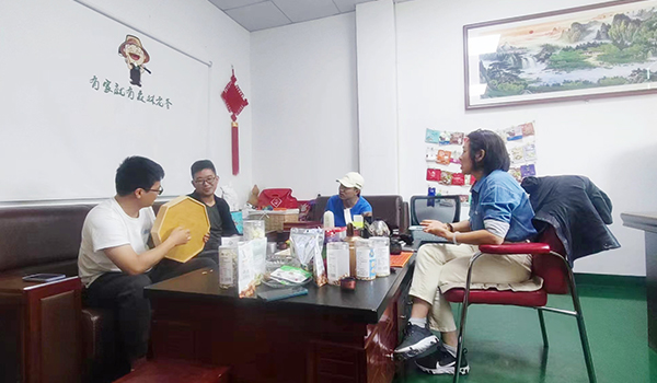 速盈娱乐坚果加工厂与逯总洽谈坚果贴牌代工