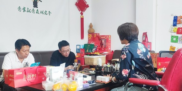 速盈娱乐坚果厂与(焗外人|开心焗)洽谈坚果贴牌代工