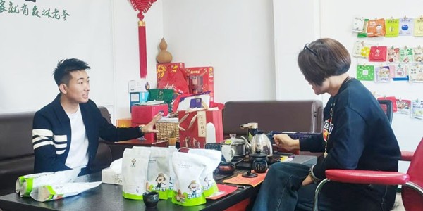 近日东莞邓总光临速盈娱乐坚果加工厂洽谈夏威夷果定制