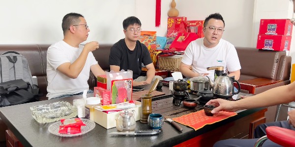 速盈娱乐坚果与李总洽谈品牌加盟代理