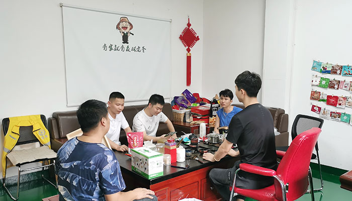 速盈娱乐混合坚果加工厂 跟客户沟通礼盒设计方案