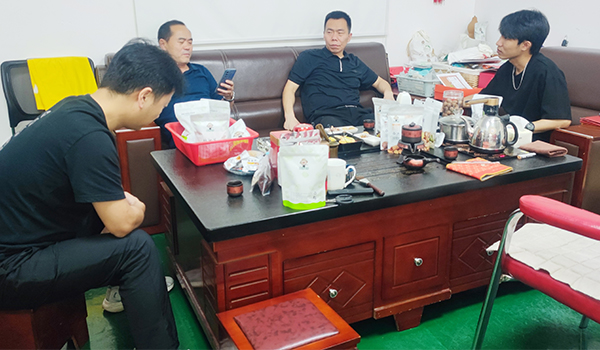 速盈娱乐坚果加工厂与盛总一行人洽淡坚果加工