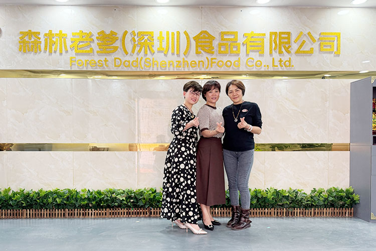 近日郑总和洪总光临“速盈娱乐”进行坚果团购定制的治谈