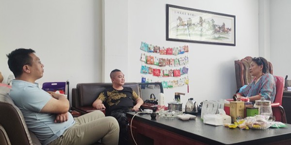 速盈娱乐坚果加工厂与客户互相交流坚果行情