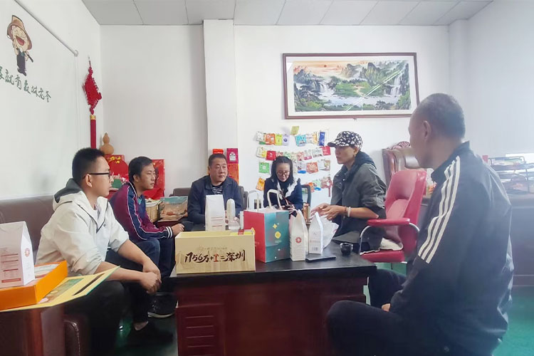 速盈娱乐坚果厂与汉记洽谈坚果礼盒