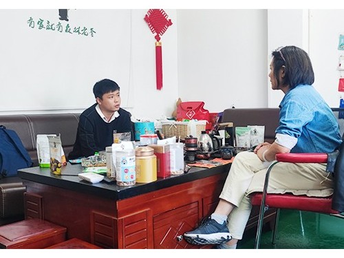 速盈娱乐坚果加工厂与李总洽谈坚果合作项目