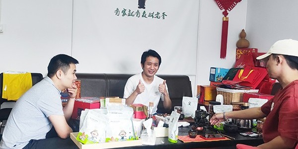 速盈娱乐坚果厂梁总与韦总洽谈坚果礼盒定制
